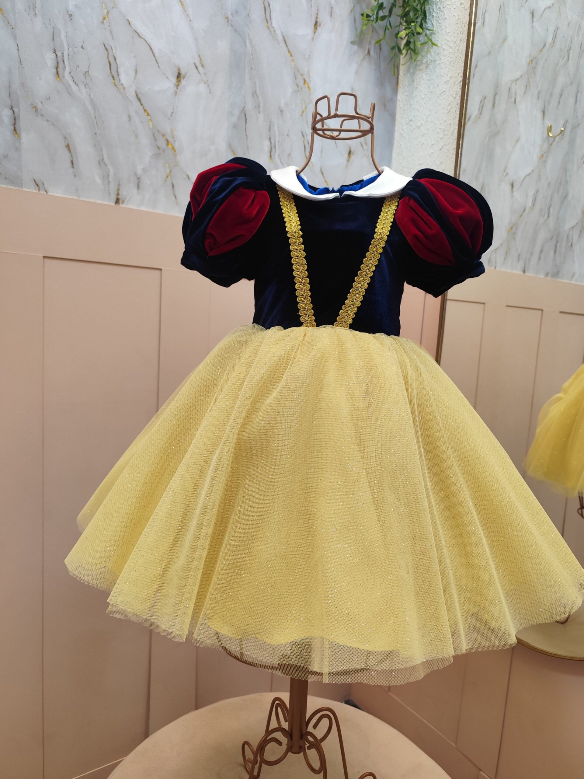 Vestido Inspiração Branca de Neve
